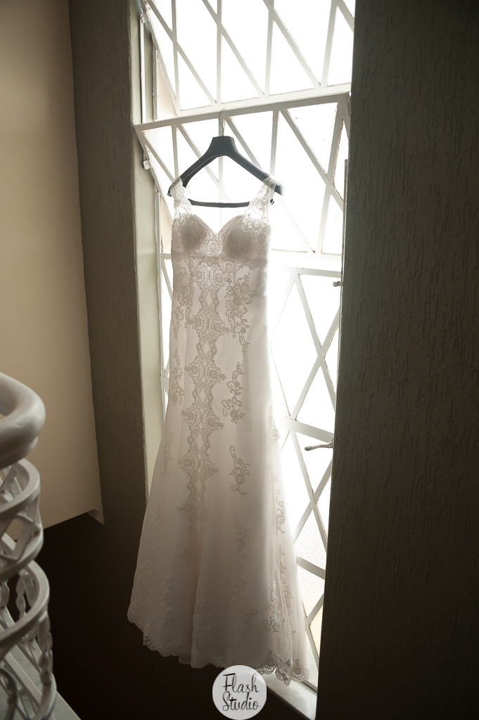 Vestido de noiva pendurado em casamento no rio de janeiro, na casa de festas Marc Recepçoes