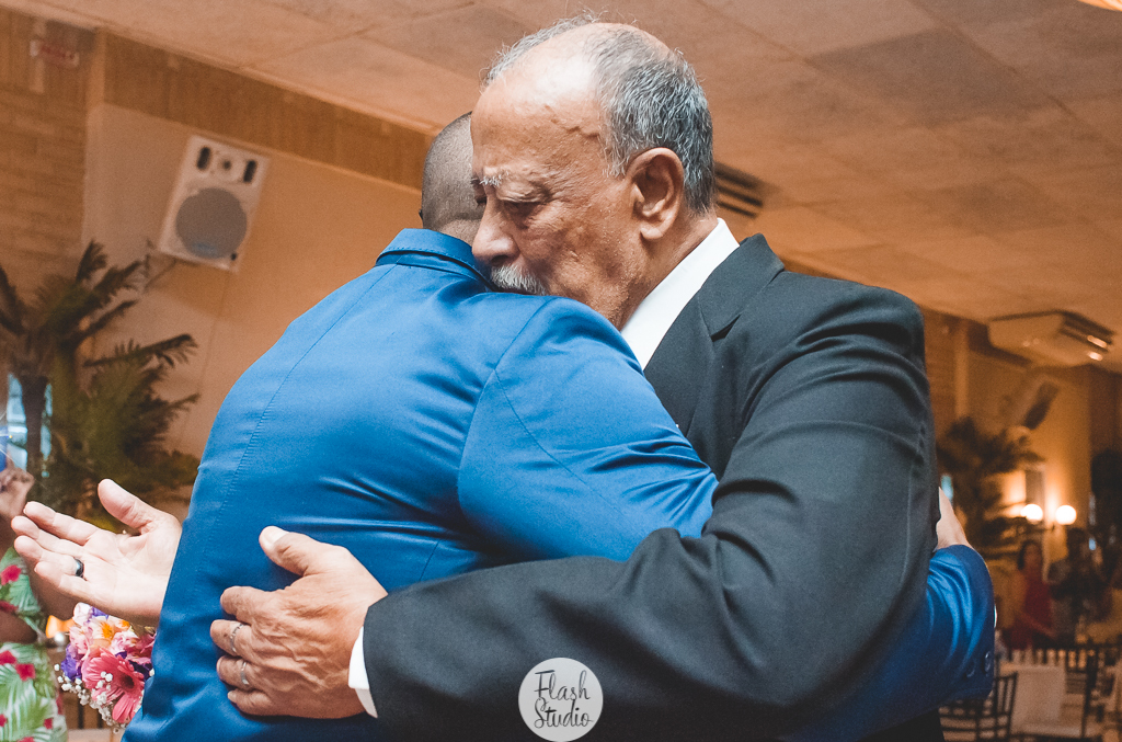 Noivo e pai da noiva abraçados, em casamento, no rio de janeiro, na casa de festas Marc Recepçoes