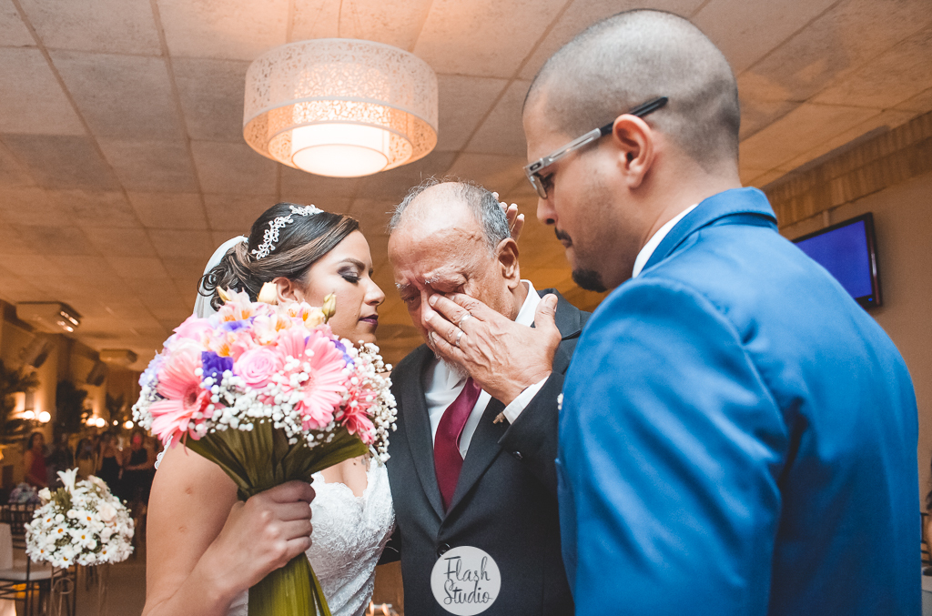 Pai chorando ao entregar a filha para se casar, em casamento, no rio de janeiro, na casa de festas Marc Recepçoes