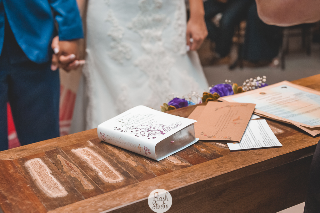 A Biblia no altar, em casamento, no rio de janeiro, na casa de festas Marc Recepçoes