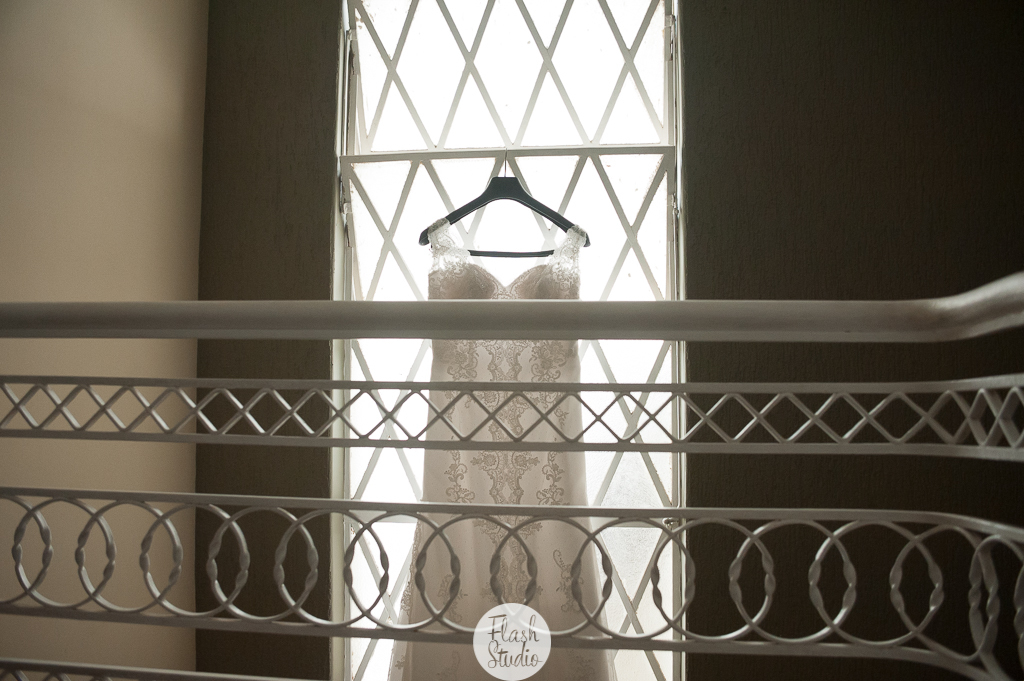 Vestido de noiva pendurado em janela em casamento no rio de janeiro, na casa de festas Marc Recepçoes