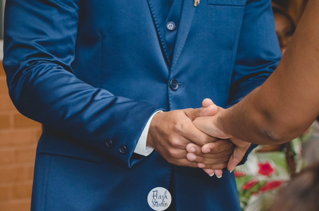 Noivos de maos dadas, em casamento, no rio de janeiro, na casa de festas Marc Recepçoes