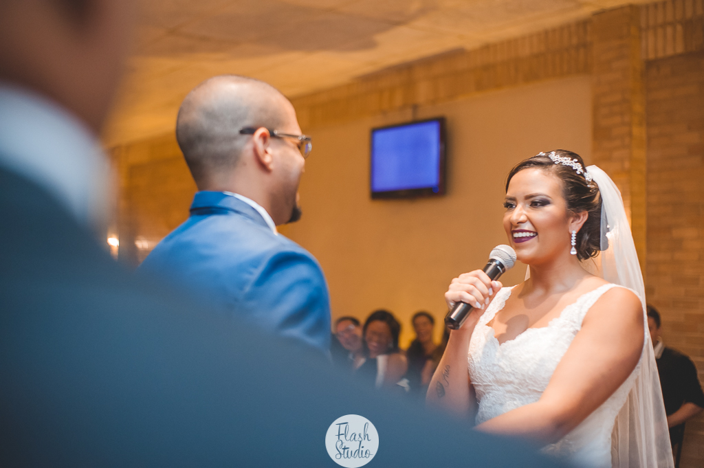 Noiva sorrindo ao falar para noivo, em casamento, no rio de janeiro, na casa de festas Marc Recepçoes