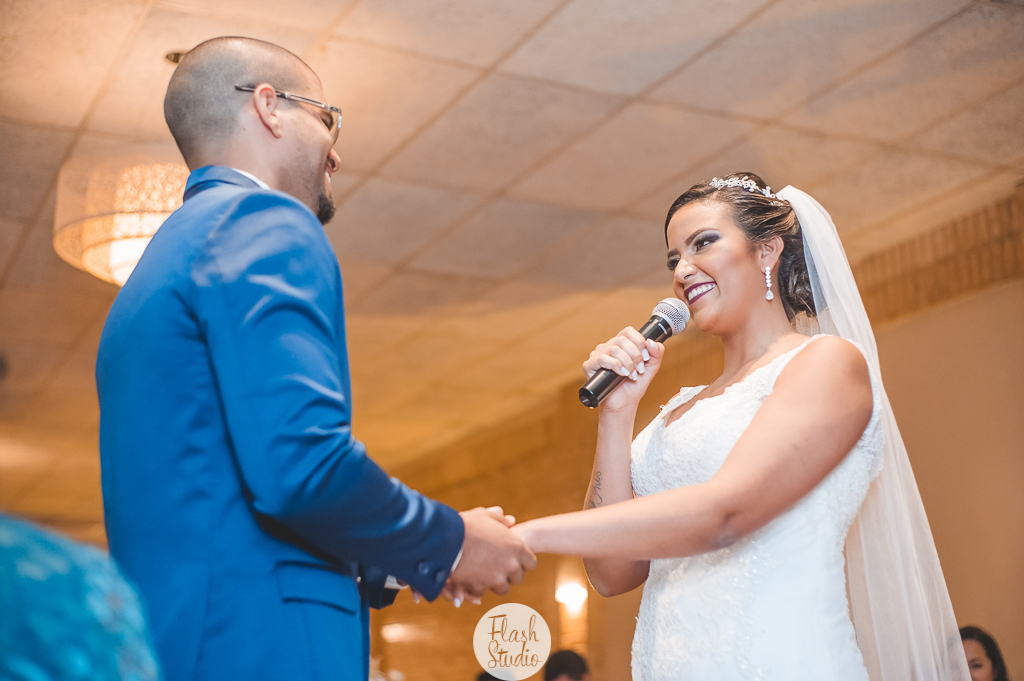 Noivos de maos dadas enquanto noiva faz seus votos, em casamento, no rio de janeiro, na casa de festas Marc Recepçoes