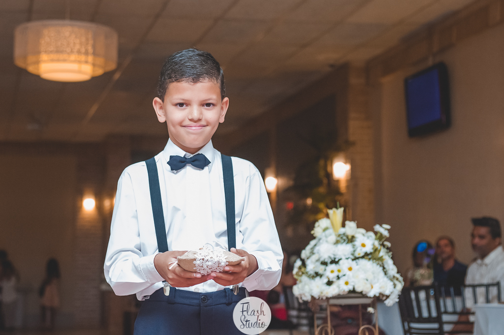 pajem entra com as alianças, em casamento, no rio de janeiro, na casa de festas Marc Recepçoes