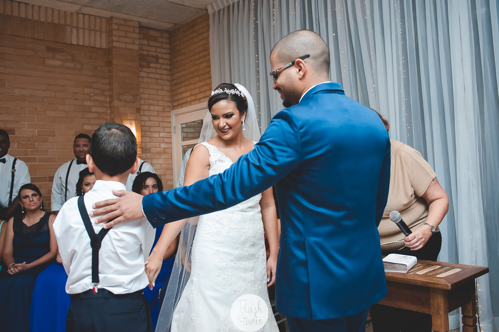 Noivos recebem as alianças, em casamento, no rio de janeiro, na casa de festas Marc Recepçoes