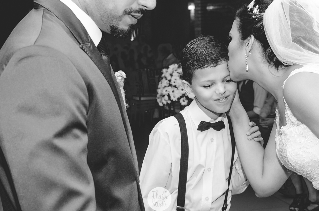 Noiva beijando o pajem, em casamento, no rio de janeiro, na casa de festas Marc Recepçoes