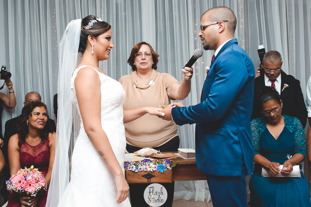 Noivo com a aliança, em casamento, no rio de janeiro, na casa de festas Marc Recepçoes