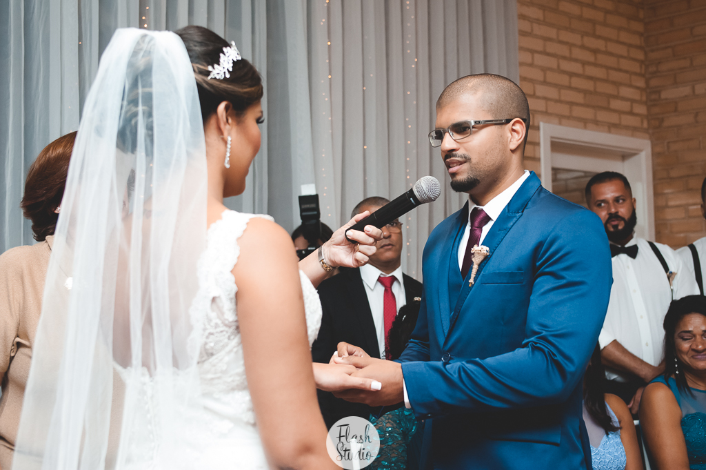 Noivo coloca a aliança noiva, em casamento, no rio de janeiro, na casa de festas Marc Recepçoes