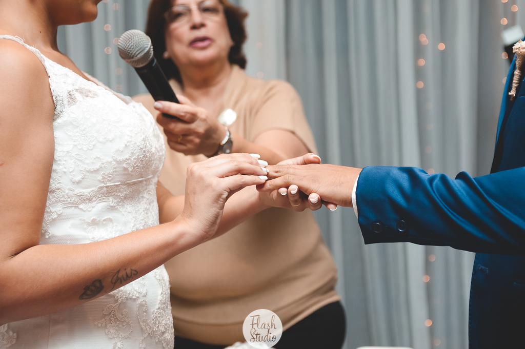 noiva coloca a aliança na mao do noivo, em casamento, no rio de janeiro, na casa de festas Marc Recepçoes