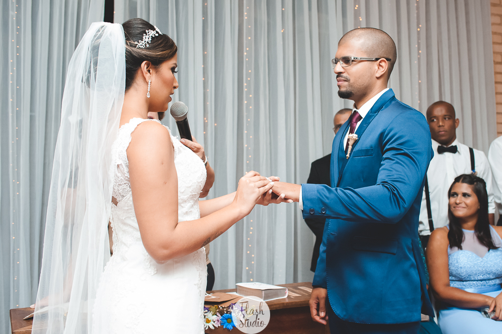 noivo recebe a aliança, em casamento, no rio de janeiro, na casa de festas Marc Recepçoes