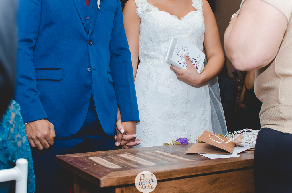 noivos recebem a biblia, em casamento, no rio de janeiro, na casa de festas Marc Recepçoes