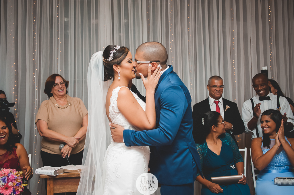 noivos se beijam, em casamento, no rio de janeiro, na casa de festas Marc Recepçoes