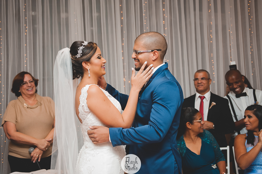 carinho entre os noivos, em casamento, no rio de janeiro, na casa de festas Marc Recepçoes