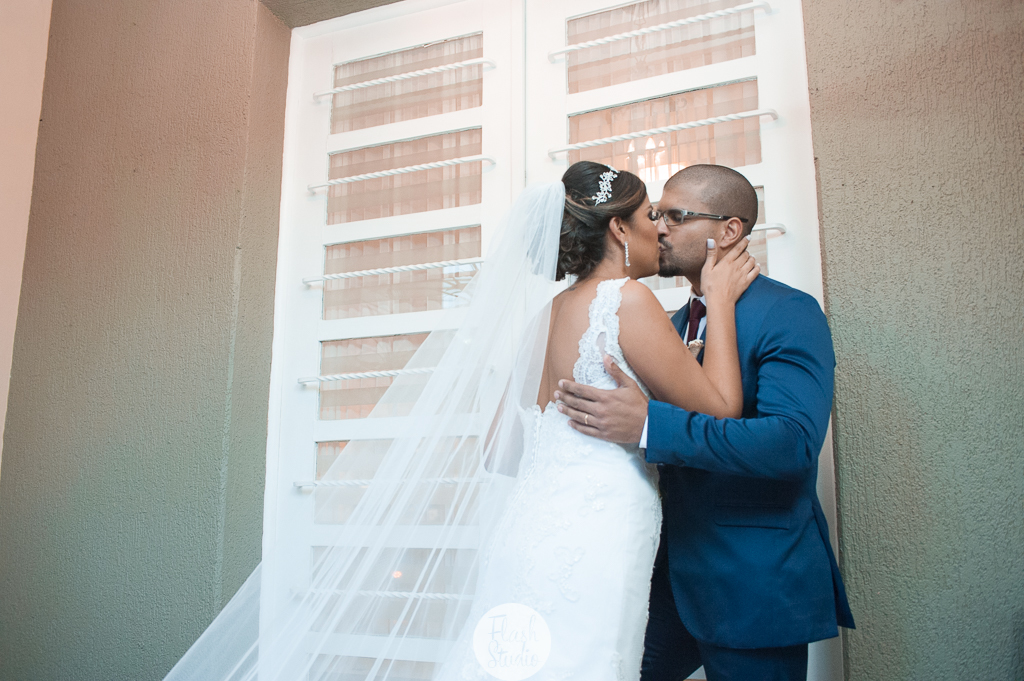 noivos se beijando, em casamento, no rio de janeiro, na casa de festas Marc Recepçoes