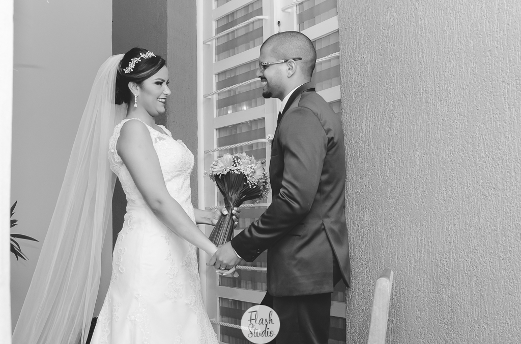 noivos se olhando, em casamento, no rio de janeiro, na casa de festas Marc Recepçoes