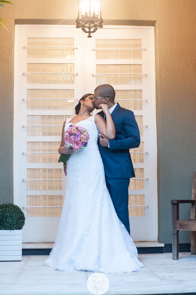 noivos lindos, se beijando, em casamento, no rio de janeiro, na casa de festas Marc Recepçoes