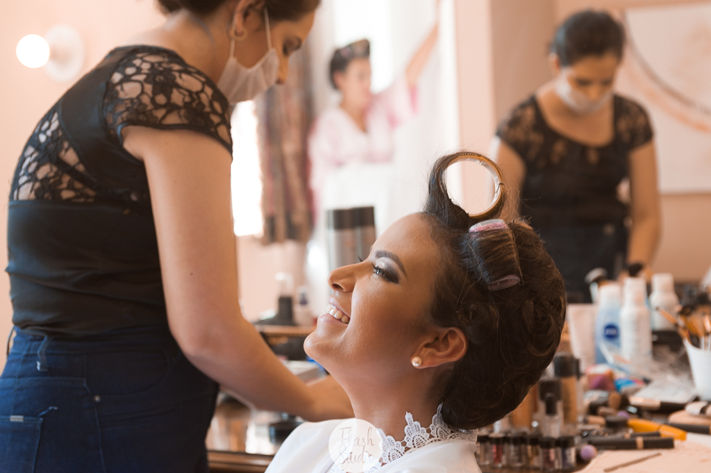 Making off, noiva sorrindo em casamento no rio de janeiro, na casa de festas Marc Recepçoes