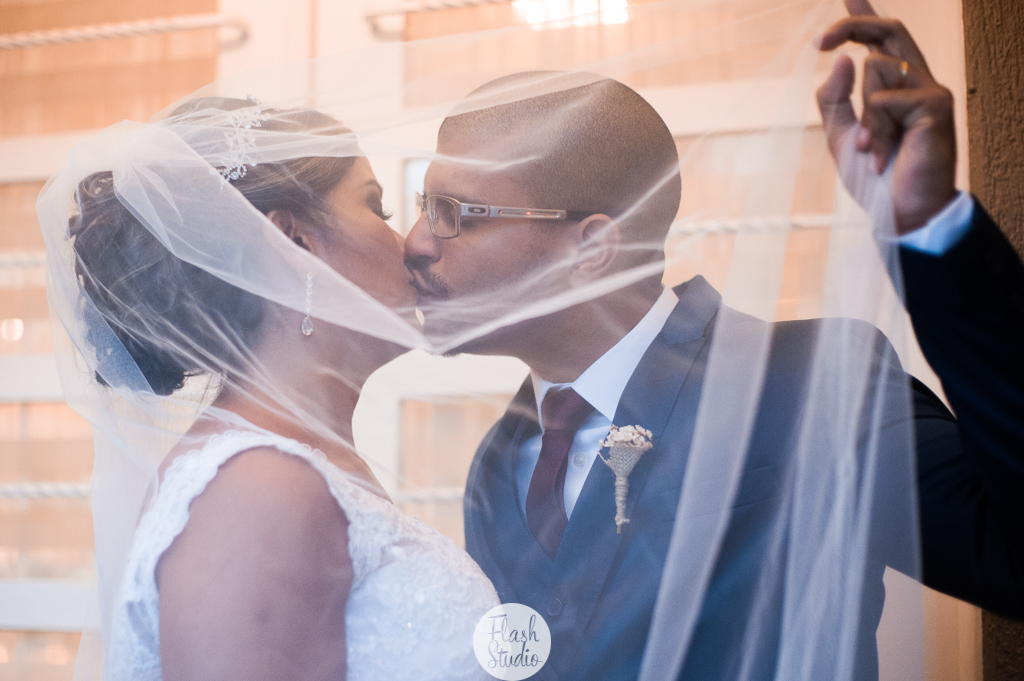 noivos dando um beijo por tras do veu, em casamento, no rio de janeiro, na casa de festas Marc Recepçoes
