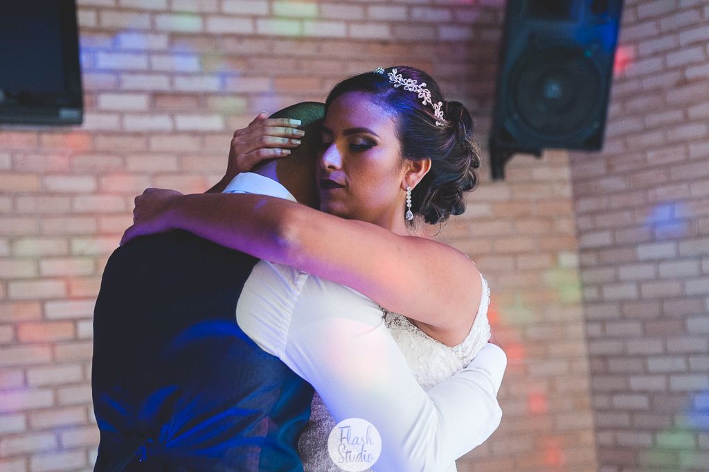 noiva abraçando o noivo em pista de dança, em casamento, no rio de janeiro, na casa de festas Marc Recepçoes