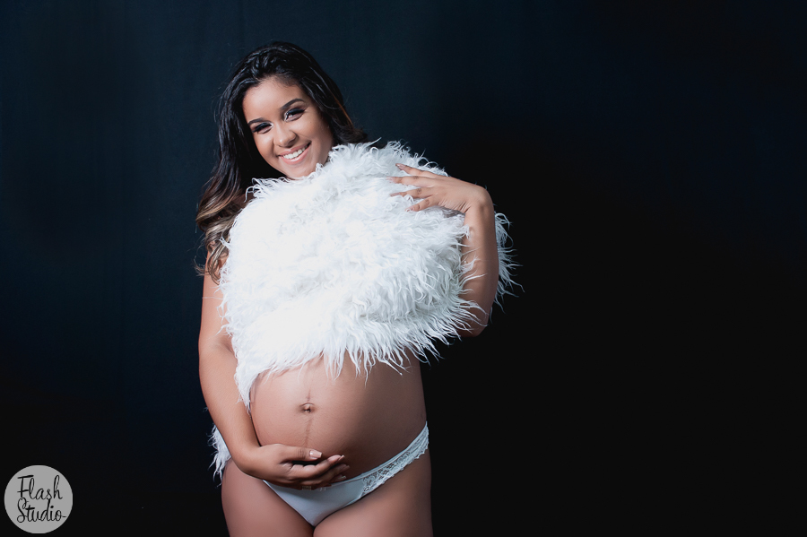 gravida linda em fundo preto no seu  ensaio de gestante no nosso estudio em bangu no rio de janeiro,