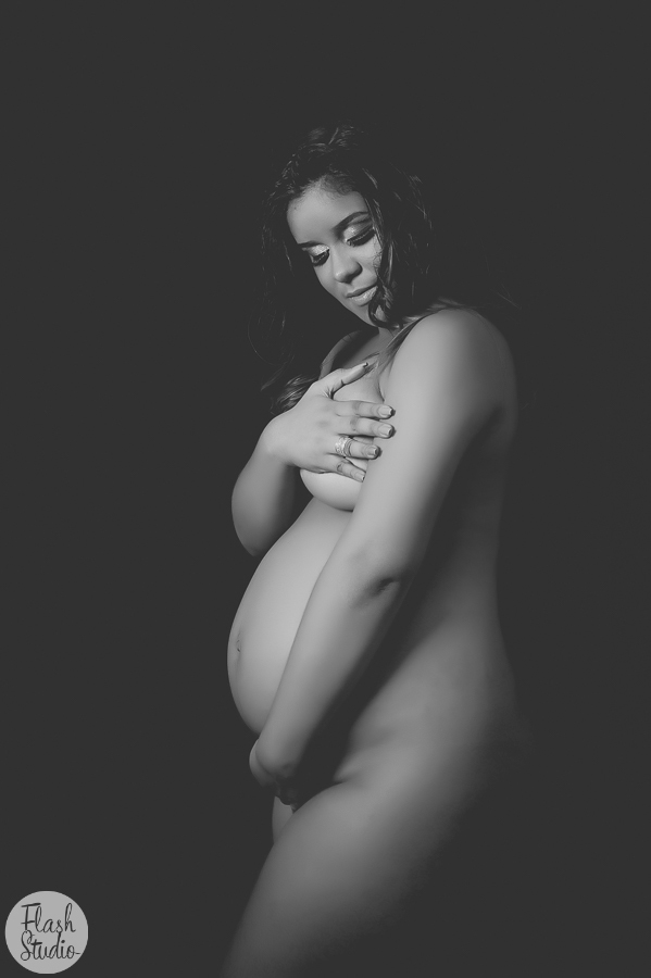 gravida nua em fundo preto no seu  ensaio de gestante no nosso estudio em bangu no rio de janeiro,