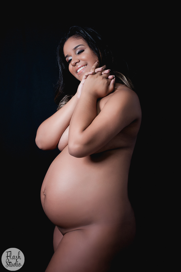gestante nua em ensaio de gestante no nosso estudio em bangu no rio de janeiro,