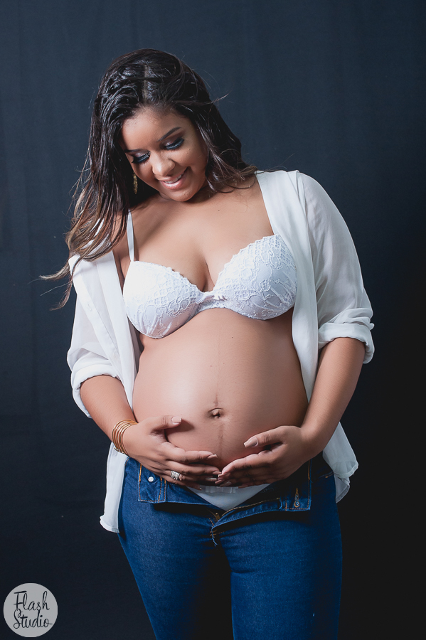 gravida linda de lingerie no seu  ensaio de gestante no nosso estudio em bangu no rio de janeiro,