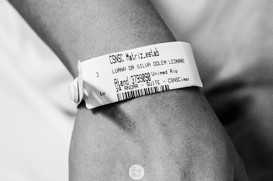 pulseira do hospital Nossa Senhora do Carmo - Fotografia de parto
