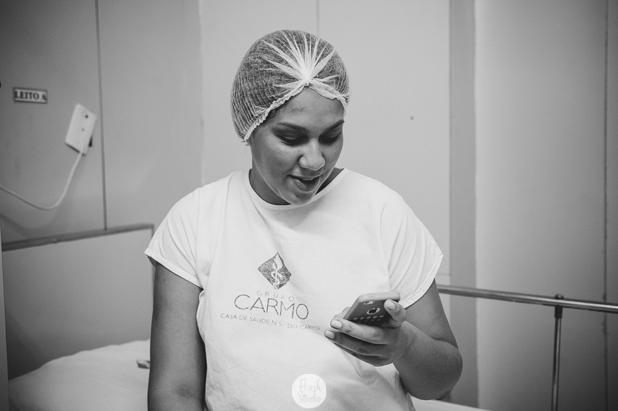 gravida olhando o celular  no rio de janeiro, no casa de saude nossa senhora do carmo - Fotografia de parto