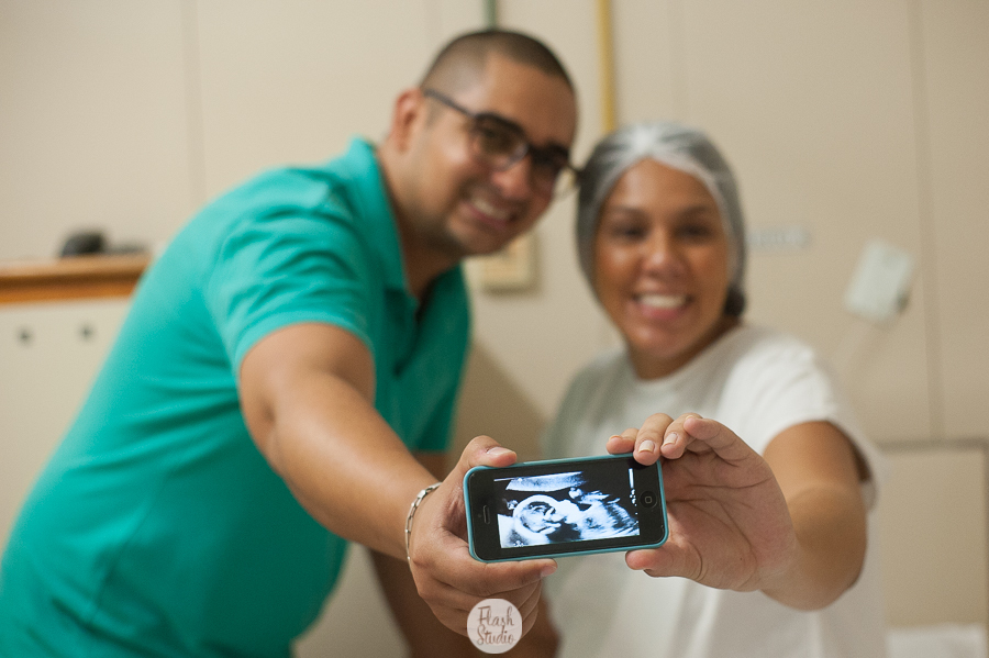 casal com a ultra do bebe  no rio de janeiro, no casa de saude nossa senhora do carmo - Fotografia de parto