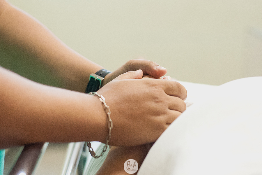 marido segurando a mao da esposa  no rio de janeiro, no casa de saude nossa senhora do carmo - Fotografia de parto