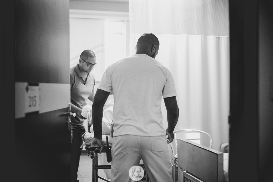 indo em direção ao centro cirurgico  no rio de janeiro, no casa de saude nossa senhora do carmo - Fotografia de parto