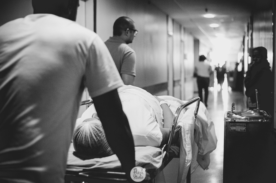 levando a esposa para o centro cirurgico  no rio de janeiro, no casa de saude nossa senhora do carmo - Fotografia de parto
