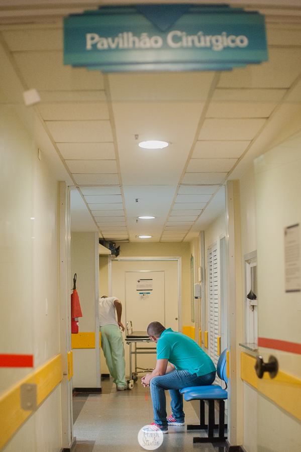 esposo nervoso esperando pra entrar no centro cirurgico  no rio de janeiro, no casa de saude nossa senhora do carmo - Fotografia de parto