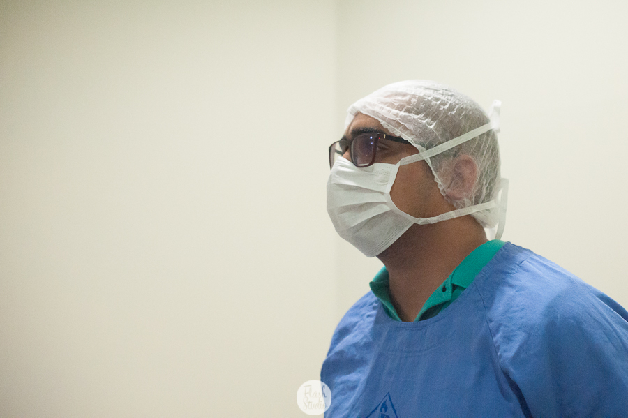 marido assistindo o parto  no rio de janeiro, na casa de saude nossa senhora do carmo - Fotografia de parto