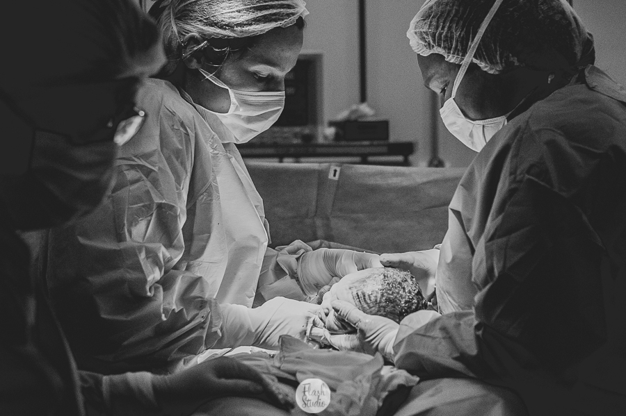 equipe medica do nossa senhora do carmo fazendo o parto do arthur - hora do parto no rio de janeiro, na casa de saude nossa senhora do carmo - Fotografia de parto