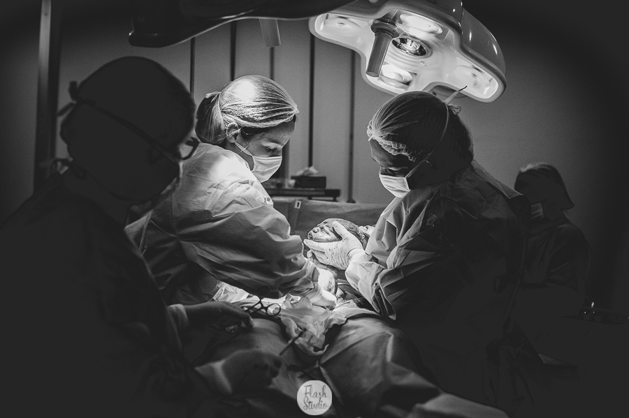bebe nascendo no rio de janeiro, na casa de saude nossa senhora do carmo - Fotografia de parto