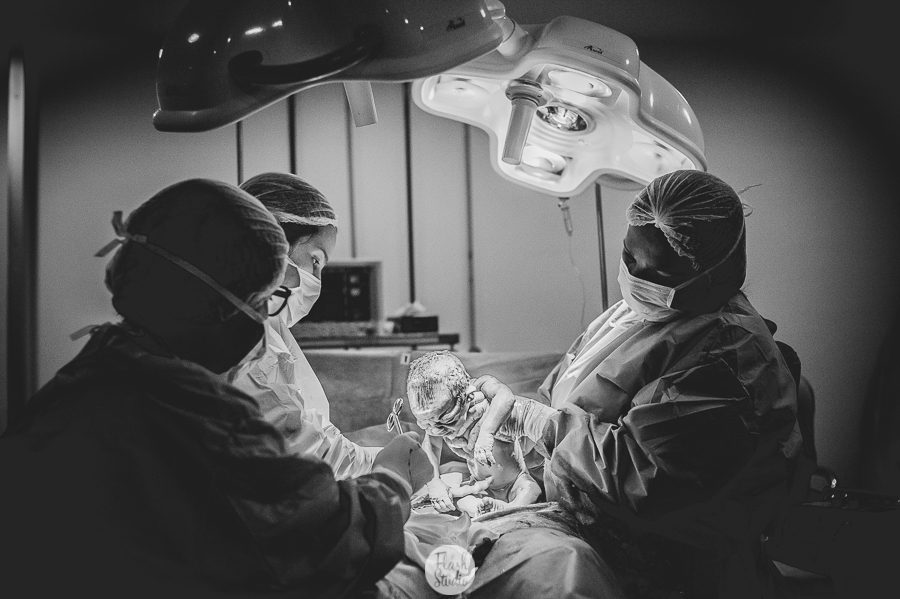 bebe nasce no rio de janeiro, na casa de saude nossa senhora do carmo - Fotografia de parto