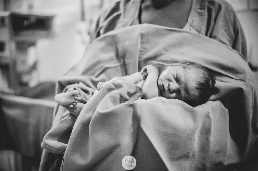 bebe no colo do medico no rio de janeiro, na casa de saude nossa senhora do carmo - Fotografia de parto