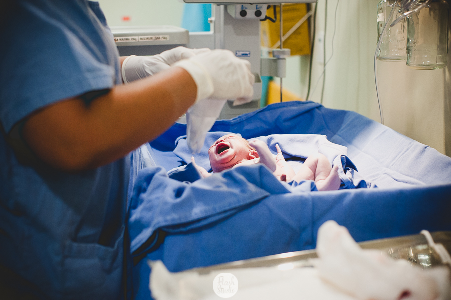 bebe chorando no rio de janeiro, na casa de saude nossa senhora do carmo - Fotografia de parto
