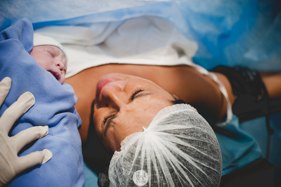 mamae vendo o filho a primeira vez no rio de janeiro, na casa de saude nossa senhora do carmo - Fotografia de parto