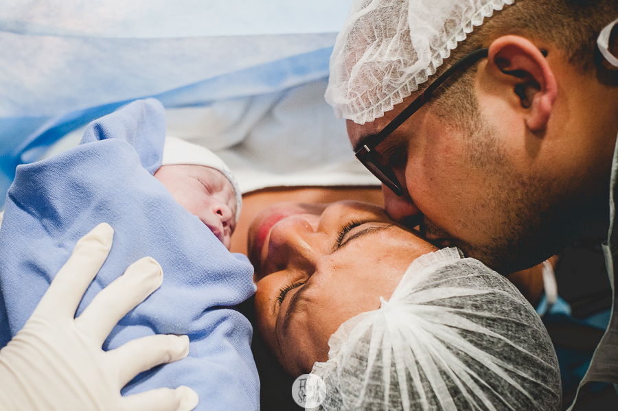 primeiro contato da familia com o bebe no rio de janeiro, na casa de saude nossa senhora do carmo - Fotografia de parto