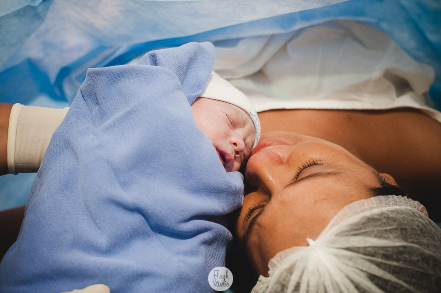 mamae dando o primeiro beijo no filho no rio de janeiro, na casa de saude nossa senhora do carmo - Fotografia de parto