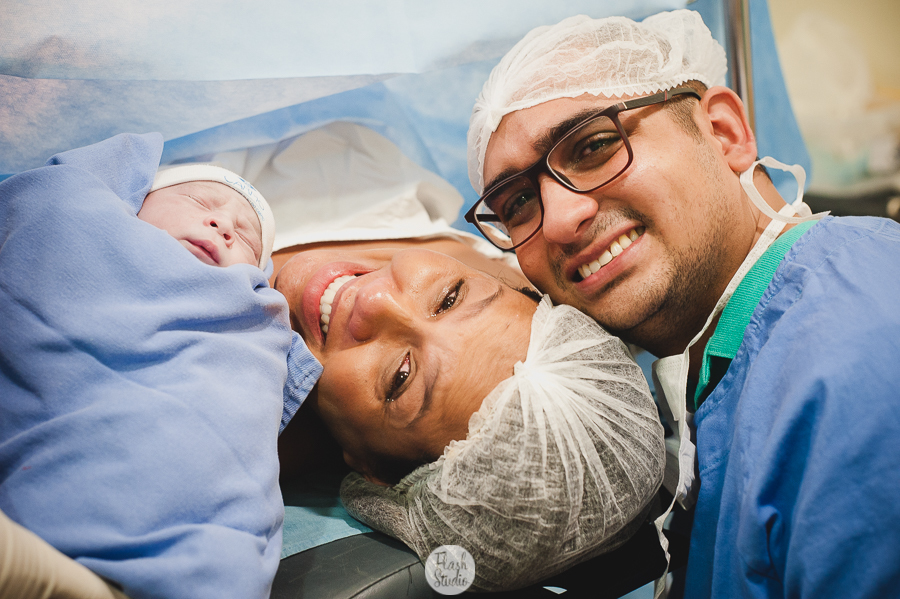 os pais com o bebe no rio de janeiro, na casa de saude nossa senhora do carmo - Fotografia de parto