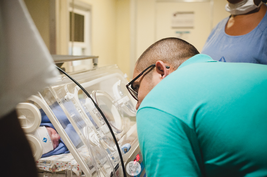 pai olhando  filho na encubadora no rio de janeiro, na casa de saude nossa senhora do carmo - Fotografia de parto