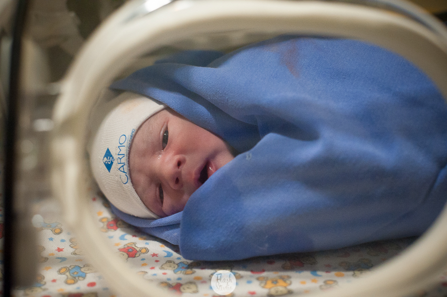 bebe enroladinho no rio de janeiro, na casa de saude nossa senhora do carmo - Fotografia de parto