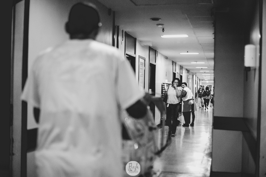 Momento que a avó vê o neto vindo pelo corredor no rio de janeiro, na casa de saude nossa senhora do carmo - Fotografia de parto