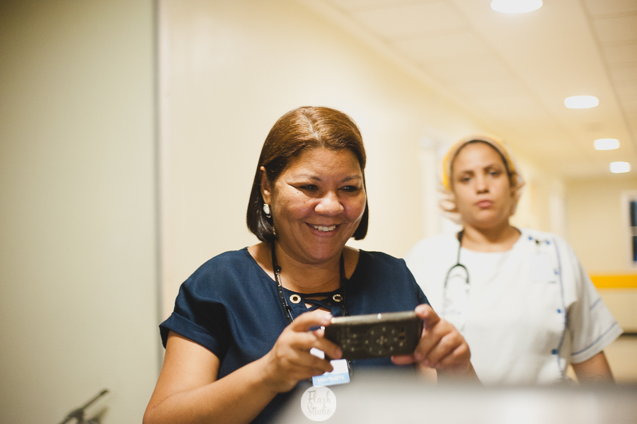 vovo tirando foto do neto no rio de janeiro, na casa de saude nossa senhora do carmo - Fotografia de parto