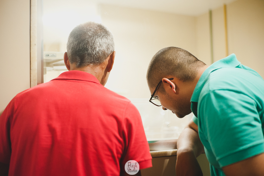 todos olhando o bebe no berçário no rio de janeiro, na casa de saude nossa senhora do carmo - Fotografia de parto